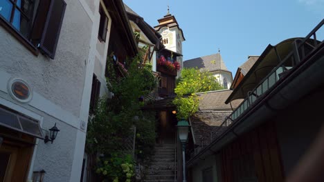 Hallstatt-Kirche-Mit-Bergpanorama-An-Einem-Sonnigen-Tag