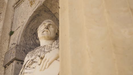 Malerische-Apostelstatue-Vor-Der-Kirche-Santa-Maria-In-Medina-Sidonia,-Spanien