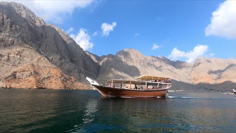 Blick-Auf-Ein-Touristenboot,-Das-In-Der-Khasabsee-Kreuzt-Und-Delfine-Beobachtet