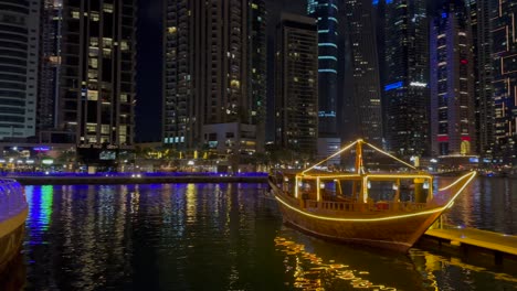 Dubai,-Emiratos-Árabes-Unidos--04-De-Enero-De-2024:-Paseo-Marítimo-En-El-Puerto-Deportivo-De-Dubai-Por-La-Noche,-Emiratos-Árabes-Unidos