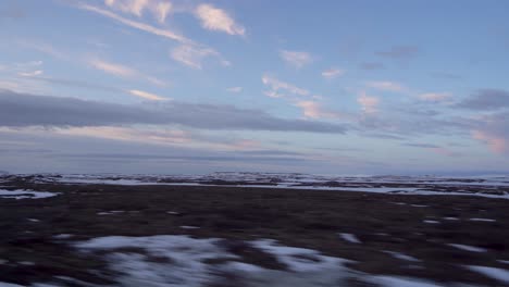 Abendansicht-Aus-Einem-Fahrenden-Auto,-Islands-Zerklüftetes-Gelände-Unter-Einem-Heiteren-Himmel,-Point-of-View-Aufnahme