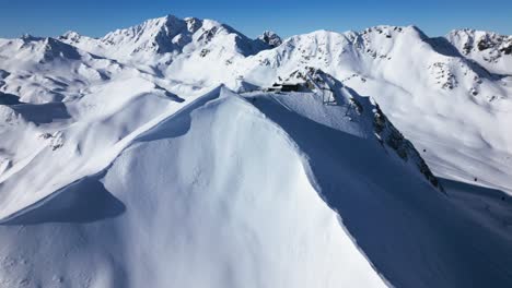 Eine-Drohne-Fliegt-Um-Einen-Großen-Schneebedeckten-Berg-In-Den-Alpen