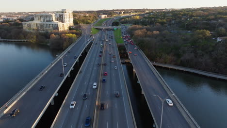 Cruce-Aéreo-De-Ríos:-El-Tráfico-Fluye-Sin-Problemas-En-Un-Amplio-Puente-De-Autopista-De-Varios-Carriles