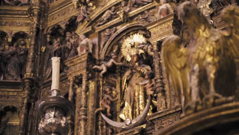 Pintorescas-Estatuas-Históricas-Dentro-De-La-Iglesia-De-Santa-María-En-Medina-Sidonia