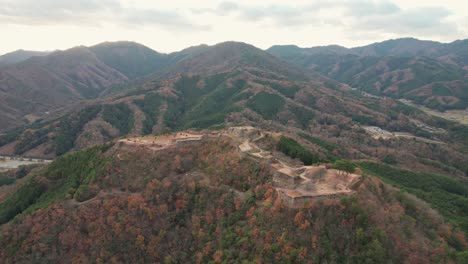 Cielo-Panorámico-Aéreo-Paisaje-Del-Valle-De-La-Cordillera-En-Otoño-Japonés-Ruinas-Del-Castillo-De-Asago-Takeda