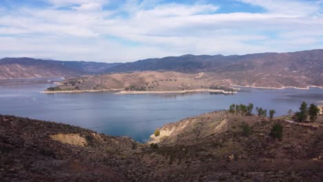 Drone-shot-of-the-reservoir-surrounded-by-the-mountains-in-Castaic,-California-outside-of-Los-Angeles