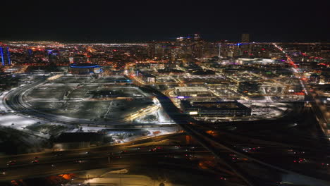 Innenstadt-Von-Denver,-Verschneiter-Winterabend,-Nacht,-Stadtlichter,-Landschaft,-Luftbild,-Drohne,-Filmisch,-Anamorph,-I25,-Verkehr,-Autobahn,-Colorado,-Meile,-Hoch,-Du,-Metro,-Eltiches,-Ball,-Arena,-Schwenk,-Langsam,-Rechts,-Bewegung