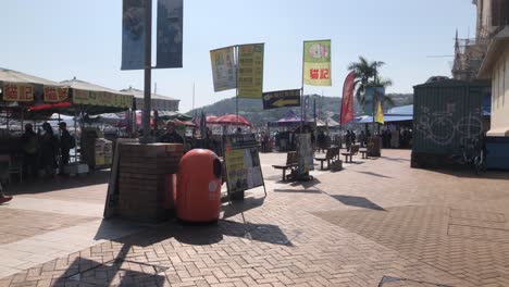 Menschen-Gehen-An-Der-Uferpromenade-In-Sai-Kung,-Hongkong-Entlang