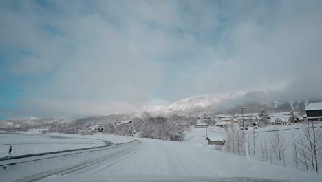 POV-Video-Einer-Fahrt-Durch-Norwegens-Westfjorde-Im-Winter,-Das-Eine-Reise-Entlang-Verschneiter-Straßen-Zeigt