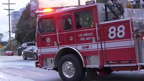 Los-Camiones-De-Bomberos-Responden-Con-Luces-Y-Sirenas.