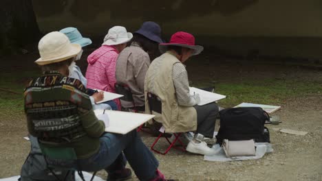 Mujeres-Japonesas-Sentadas-Dibujando-Como-Actividad-Recreativa-En-Nara.