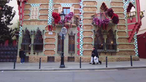 Straßenansicht-Fassade-Des-Gebäudes-Casa-Vicens-Von-Antoni-Gaudí-In-Barcelona,-Spanien