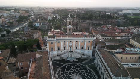 Vista-Aérea-Orbital-Sobre-La-Piazza-Del-Campidoglio-Con-El-Foro-Romano-Y-El-Coliseo-Al-Fondo.