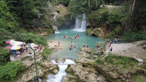 Reisegruppen-Strömen-Zum-Endpunkt-Der-Canyoning-Tour-Zu-Den-Kawasan-Wasserfällen