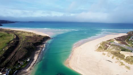 Hayle-Beach-In-Cornwall-Mit-Türkisfarbenem-Wasser-Und-Weißem-Sand-Aus-Der-Luftdrohnenansicht