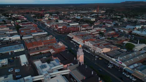 Drohnenschuss-Zeigt-Das-Stadtzentrum-Von-Kalgoorlie-Boulder-Mit-Minenschacht-Im-Hintergrund,-Berühmte-Australische-Bergbaustadt,-Westaustralien