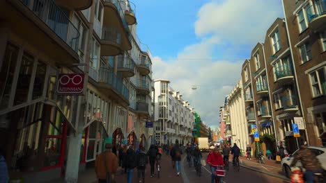 Calle-Comercial-Sint-Antoniesbreestraat-En-El-Centro-De-La-Ciudad-De-Amsterdam