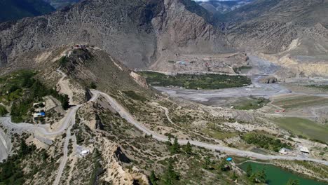 Atemberaubendes-Luftpanorama-Der-Bergkette-Und-Des-Kleinen-Dhumba-Sees-Im-Mustang-Distrikt-Von-Nepal---Drohnenschwenk