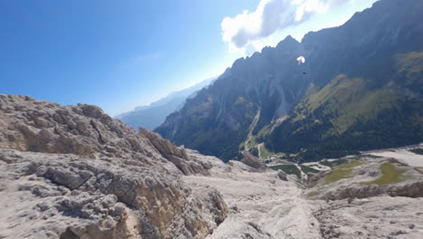 Magisches-Tal-Und-Felsige-Berge-Der-Dolomiten-Und-Gleitschirm,-Luft-FPV-Ansicht