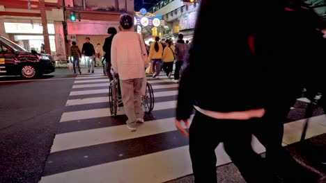 Fußgänger-Aller-Art-überqueren-Selbstbewusst-Die-Straße-Bei-Einer-Typischen-Verkehrskontrolle-In-Tokio,-Japan