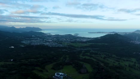 Vista-Aérea-De-Drones-Nu&#39;uanu-Cliff-Ohau-Hawaii,-Océano-Distante