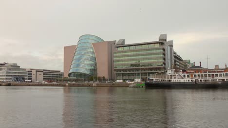 Kongresszentrum-Dublin-Und-Schwimmende-Bar-Und-Restaurant-Auf-Dem-Fluss-Liffey,-Dublin-Docklands,-Irland