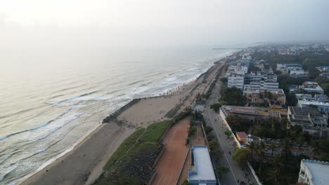 Imágenes-Aéreas-Tomadas-Temprano-En-La-Mañana-En-La-Playa-De-Pondycherry,-Que-Se-Encuentra-Entre-Las-Colonias-Francesas-Más-Antiguas.