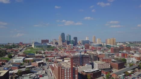 Kansas-City,-Missouri,-5-De-Enero-De-2019:-Imágenes-Aéreas-De-Un-Drone-De-Una-Toma-De-Pedestal-Elevándose-Sobre-El-Horizonte-Del-Centro-De-La-Ciudad-De-Kansas