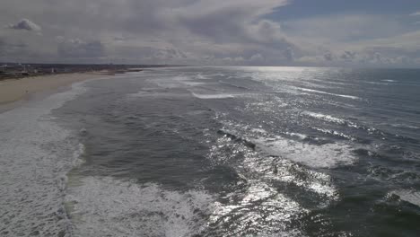 Luftüberflug-über-Die-Küste-In-Nazare,-Portugal-Bei-Sonnenuntergang