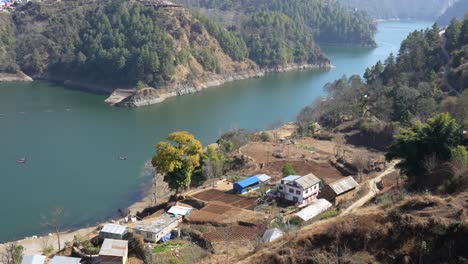 Ein-Panorama-Blick-Aus-Großer-Höhe-Auf-Den-Kulekhani-See-Und-Die-Kleinen-Städte-Entlang-Der-Küste-In-Nepal