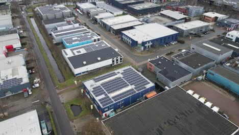 Vista-De-ángulo-Alto-De-Un-Edificio-Industrial-Con-Techo-Lleno-De-Paneles-Solares.