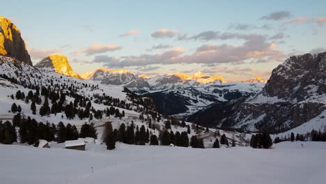 Drohnenstart-In-Die-Dolomiten-Zur-Goldenen-Stunde