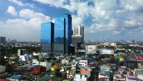 Toma-Aérea-De-Seguimiento-Frente-Al-Circuito-De-Centros-Comerciales-Ayala,-En-Makati,-Filipinas.