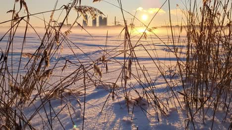 Sonnenuntergang-In-Der-Winterlandschaft,-Gefrorenes-Meer-Und-Skyline-Der-Stadt,-Aufgehender-Schuss