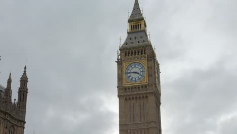 Cerca-Del-Big-Ben---La-Torre-Isabel-En-El-Palacio-De-Westminster,-Londres,-Inglaterra