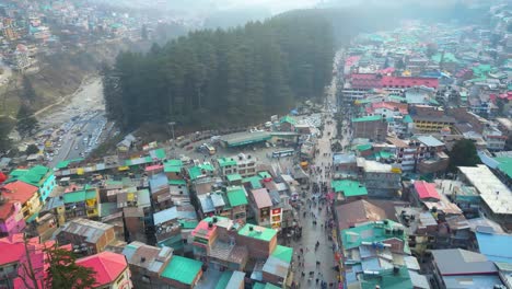 Vista-Aérea-Citi-Del-Paisaje-De-Manali,-Himachal-Pradesh,-India