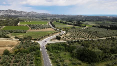 Toma-Aérea-De-Vehículos-Que-Circulan-Por-El-Parque-Natural-Regional-De-Los-Alpilles.