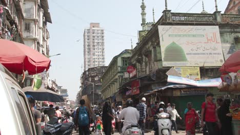 Menschen,-Die-Auf-Mumbais-Belebter-Mohammed-Ali-Road-Spazieren-Gehen,-Mit-Gebäuden-Im-Hintergrund