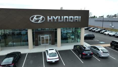 Modernes-Hyundai-Autohaus-Gebäude-In-American-Town