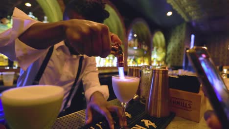 Un-Barman-Negro-Está-Usando-Un-Soplete-Para-Prender-Fuego-A-Las-Bebidas-En-Un-Bar-De-Propiedad-Negra-En-La-Ciudad