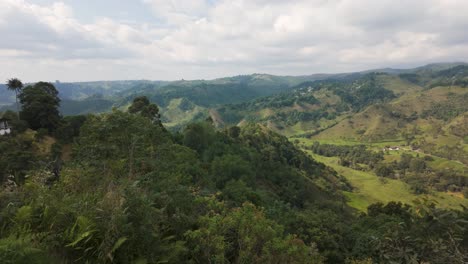 Handschwenk-Rechts-Grünes-Tal-In-Den-Anden-Im-Salento,-Kolumbien