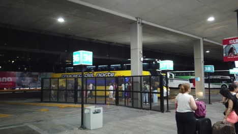 La-Gente-Espera-Por-La-Noche,-La-Estación-De-Autobuses-De-Retiro,-Terminal-Principal-De-Viajes-De-La-Ciudad-De-Buenos-Aires,-Argentina