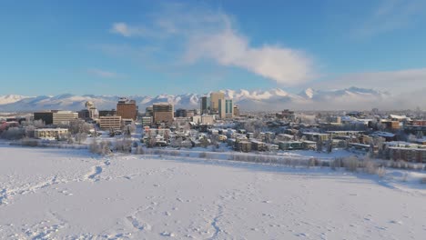 Luftaufnahme-Des-Gefrorenen,-Schneebedeckten-Knik-Arm-River-In-Der-Nähe-Der-Stadt-Anchorage-In-Alaska