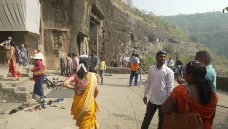 Touristen-Besichtigen-Die-Mittelalterlichen-Ajanta-Höhlen