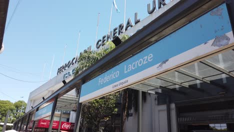 Primer-Plano-De-La-Entrada-De-La-Estación-De-Tren-Lacroze-Del-Ferrocarril-Urquiza-En-Buenos-Aires-Argentina,-Ciudad-A-La-Luz-Del-Día-En-Verano