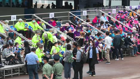 La-Banda-De-Música-De-La-Policía-De-Hong-Kong-Actúa-Durante-Una-Jornada-De-Puertas-Abiertas-Para-Celebrar-El-Día-De-La-Educación-Sobre-Seguridad-Nacional-En-La-Escuela-De-Policía-De-Hong-Kong-En-Hong-Kong,-China