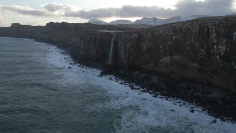 Cliffside-view-of-Kilt-Rock-with-Mealt-Falls-against-the-ocean,-Isle-of-Skye,-Scotland,-on-a-cloudy-day