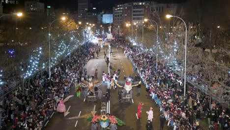 Festwagenfahrer-Beim-Dreikönigsfest,-Auch-Bekannt-Als-Dreikönigsparade,-Schließen-Sich-Familien-Und-Zuschauern-An