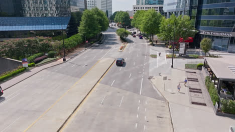 Autofahren-Auf-Der-Straße-Entlang-Der-Fifth-Third-Bank-In-Atlanta-City-Bei-Sonne