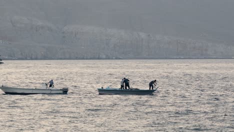 La-Gente-En-Un-Barco-Pesquero-Está-Cazando-En-El-Mar-De-Khasab.